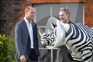 PEOPLE - Prinz William bestaunt die Nashorn Kunstwerke im Kensington Palast