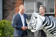 PEOPLE - Prinz William bestaunt die Nashorn Kunstwerke im Kensington Palast