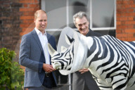 PEOPLE - Prinz William bestaunt die Nashorn Kunstwerke im Kensington Palast
