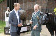 PEOPLE - Prinz William bestaunt die Nashorn Kunstwerke im Kensington Palast