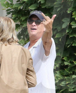 PEOPLE - Tom Hanks zeigt den Mittelfinger 