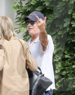 PEOPLE - Tom Hanks zeigt den Mittelfinger 