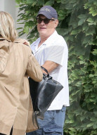 PEOPLE - Tom Hanks zeigt den Mittelfinger 