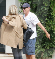 PEOPLE - Tom Hanks zeigt den Mittelfinger 