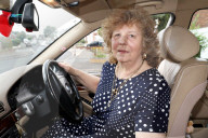 FEATURE -  Im vierten Anlauf: 75-Jährige schafft doch noch die Führerscheinprüfung