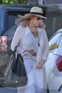PEOPLE - Ganz in weiss: Rachel Welch in L.A. unterwegs