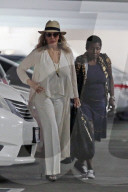 PEOPLE - Ganz in weiss: Rachel Welch in L.A. unterwegs