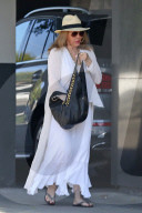 PEOPLE - Ganz in weiss: Rachel Welch in L.A. unterwegs