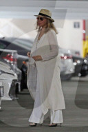 PEOPLE - Ganz in weiss: Rachel Welch in L.A. unterwegs