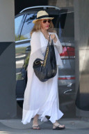 PEOPLE - Ganz in weiss: Rachel Welch in L.A. unterwegs