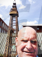 FEATURE - Sehnsucht nach Blackpool: Doug Smith baut in seinem Garten eine Replik des berühmten Blackpool Towers nach