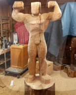 FEATURE - Aus besonderem Holz geschnitzt: Arnold Schwarzenegger posiert in Schwarz-Eiche