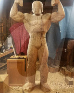 FEATURE - Aus besonderem Holz geschnitzt: Arnold Schwarzenegger posiert in Schwarz-Eiche