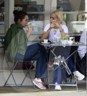 EXKLUSIV - Rita Ora lunucht mit Schwester Elena in London