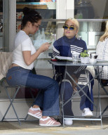 EXKLUSIV - Rita Ora lunucht mit Schwester Elena in London