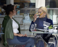 EXKLUSIV - Rita Ora lunucht mit Schwester Elena in London