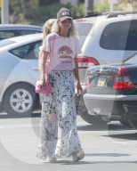 PEOPLE - Laeticia Hallyday holt sich einen Eistee in LA