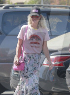 PEOPLE - Laeticia Hallyday holt sich einen Eistee in LA