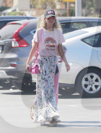 PEOPLE - Laeticia Hallyday holt sich einen Eistee in LA