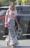 PEOPLE - Laeticia Hallyday holt sich einen Eistee in LA