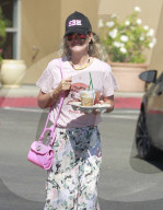 PEOPLE - Laeticia Hallyday holt sich einen Eistee in LA