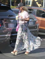 PEOPLE - Laeticia Hallyday holt sich einen Eistee in LA