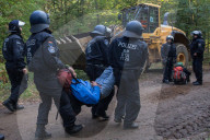 NEWS - Ausbau des Braunkohletagebaus: Die Polizei beginnt mit der Räumung vom Hambacher Forst