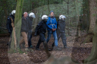 NEWS - Ausbau des Braunkohletagebaus: Die Polizei beginnt mit der Räumung vom Hambacher Forst