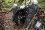 NEWS - Ausbau des Braunkohletagebaus: Die Polizei beginnt mit der Räumung vom Hambacher Forst