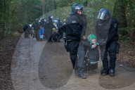 NEWS - Ausbau des Braunkohletagebaus: Die Polizei beginnt mit der Räumung vom Hambacher Forst