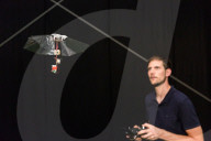 FEATURE - Wie eine Fliege: Der autonom fliegende Schlagflügelroboter