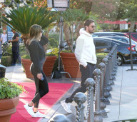 EXKLUSIV - Scott Disick verlässt mit seiner Sofia das Kino in Calabasas