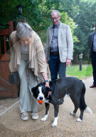 PEOPLE - Theresa May streichelt Bordercollie