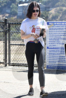 PEOPLE - Lucy Hale geht mit den Hunden Gassi