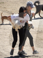 PEOPLE - Lucy Hale geht mit den Hunden Gassi