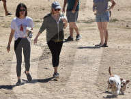 PEOPLE - Lucy Hale geht mit den Hunden Gassi