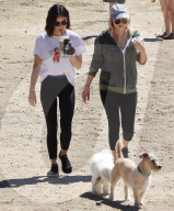 PEOPLE - Lucy Hale geht mit den Hunden Gassi