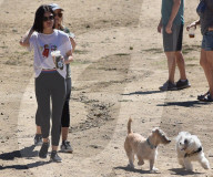 PEOPLE - Lucy Hale geht mit den Hunden Gassi