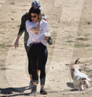 PEOPLE - Lucy Hale geht mit den Hunden Gassi