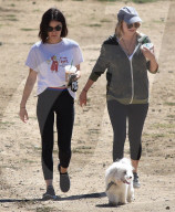 PEOPLE - Lucy Hale geht mit den Hunden Gassi