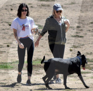 PEOPLE - Lucy Hale geht mit den Hunden Gassi