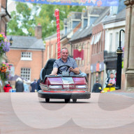 FEATURE - Das bringt Spass: Wartungsingeneur fährt mit umgebauten Autoscooter durch die Stadt