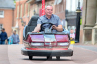 FEATURE - Das bringt Spass: Wartungsingeneur fährt mit umgebauten Autoscooter durch die Stadt