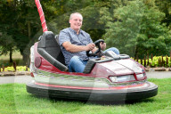 FEATURE - Das bringt Spass: Wartungsingeneur fährt mit umgebauten Autoscooter durch die Stadt