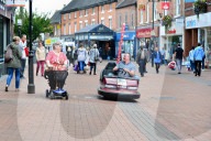 FEATURE - Das bringt Spass: Wartungsingeneur fährt mit umgebauten Autoscooter durch die Stadt
