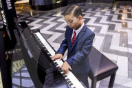 FEATURE - So gehts auch: Der 9-jährige Thiet Nguyen hat sich das Klavierspielen mit You Tube Videos beigebracht