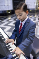 FEATURE - So gehts auch: Der 9-jährige Thiet Nguyen hat sich das Klavierspielen mit You Tube Videos beigebracht