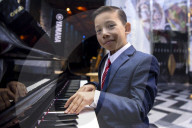 FEATURE - So gehts auch: Der 9-jährige Thiet Nguyen hat sich das Klavierspielen mit You Tube Videos beigebracht
