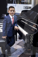 FEATURE - So gehts auch: Der 9-jährige Thiet Nguyen hat sich das Klavierspielen mit You Tube Videos beigebracht