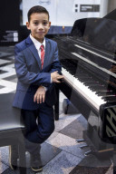 FEATURE - So gehts auch: Der 9-jährige Thiet Nguyen hat sich das Klavierspielen mit You Tube Videos beigebracht
